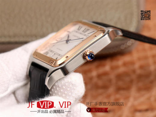 TW卡di亚山度士最新款SANTOS-DUMONT腕表，男款52x39.5mm，女款46x35mm，搭载原装进口日本9015机芯，走时稳定。采用904精钢表壳，男女腕表，皮表带，自动机械机芯，密底。 商品图4