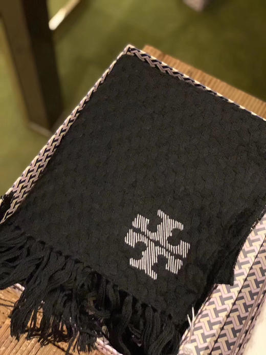 Tory burch TB圣诞精装羊毛围巾礼盒 商品图4