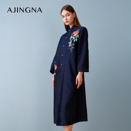 阿菁娜私服定制_新中式刺绣长款外套DZW2019011W 商品图0