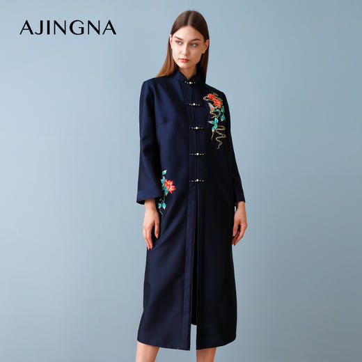 阿菁娜私服定制_新中式刺绣长款外套DZW2019011W 商品图1