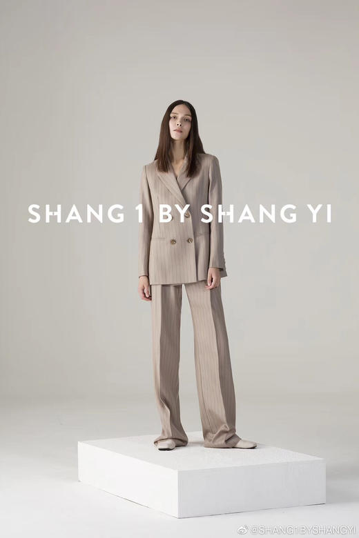金丝竖纹双排扣西服 商品图4