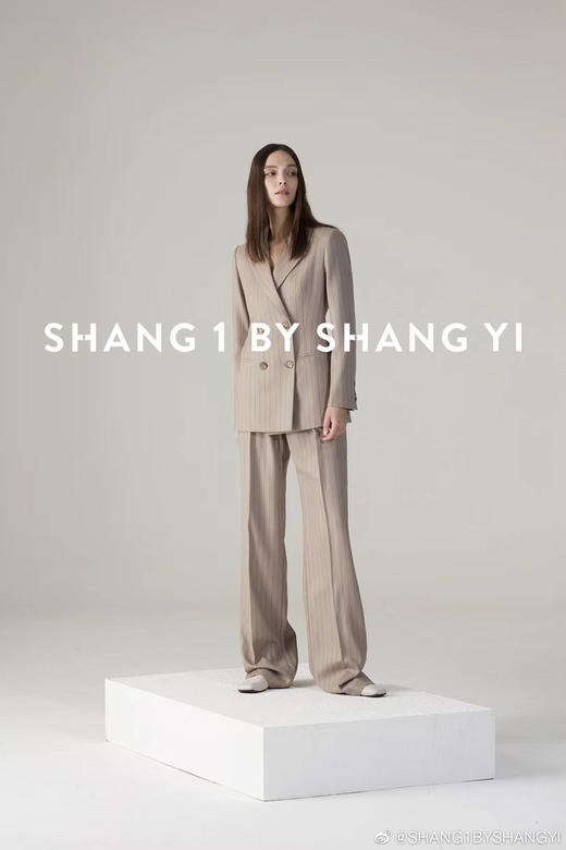 金丝竖纹双排扣西服 商品图3