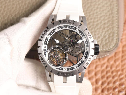 JB罗jie杜彼Excalibur Spidr（王者系列）RDDBEX0479。真陀飞轮手动上链机芯， 同步原装45mm*13mm的钛合金表壳，机芯11点和4点位置没有多余齿轮，陀飞轮机芯。 商品图0