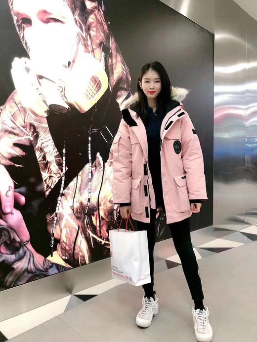 点此购买 加拿大鹅女款连帽毛领羽绒服 明134885 商品图3