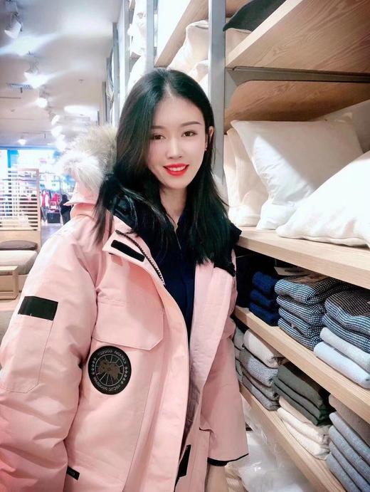 点此购买 加拿大鹅女款连帽毛领羽绒服 明134885 商品图5