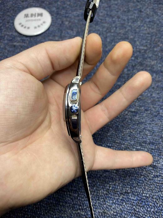     江诗丹顿 酒桶型 马耳他系列
【款式】：男士多功能腕表 
【机芯】：原装进口9120全自动机械机芯 承载着高级制表新领域 商品图4