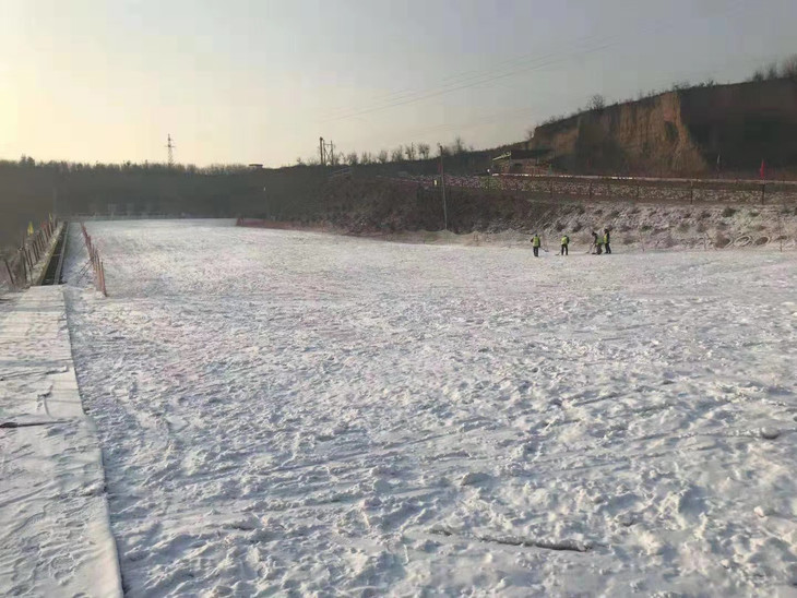 好者对本滑雪场的惠顾,西窑沟滑雪场和动物园决定12月31号之前