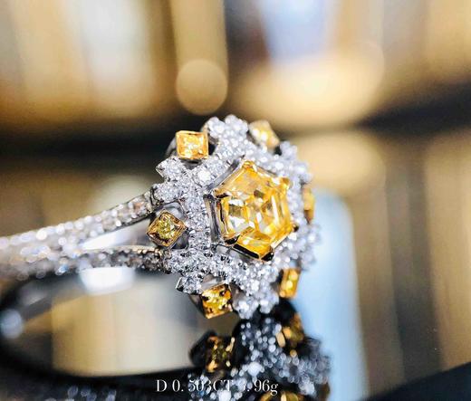 「雪花」六边形切割黄钻戒指
0.503克拉天然黄钻
0.298克拉天然白钻
3.79克18K白金 商品图0