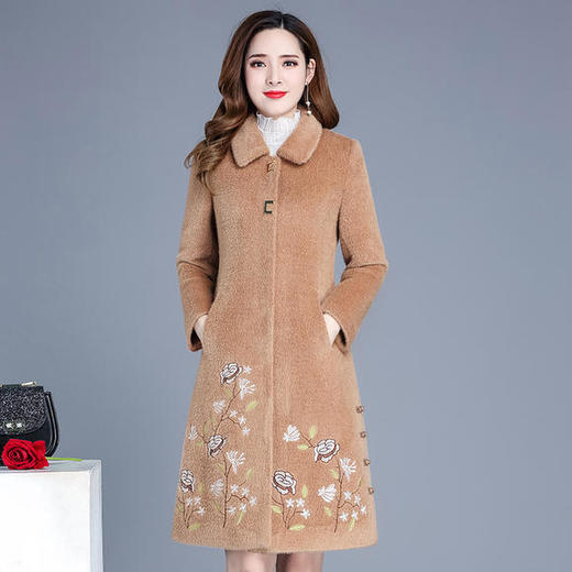 YW-XY19A38时尚修身显瘦绣花雪貂绒大衣 商品图0