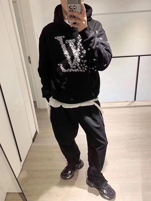 点此购买 LV男女款黑色飞机加绒连帽卫衣 ks135573 商品图3