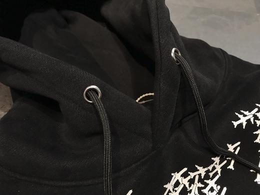 点此购买 LV男女款黑色飞机加绒连帽卫衣 ks135573 商品图7