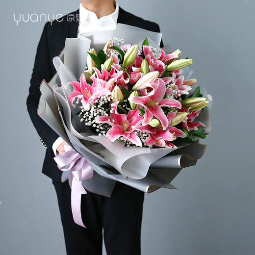 粉百合满天星花束 商品图0