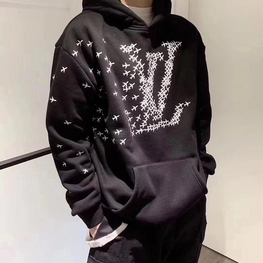 点此购买 LV男女款黑色飞机加绒连帽卫衣 ks135573 商品图1