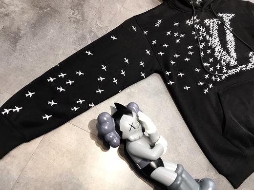 点此购买 LV男女款黑色飞机加绒连帽卫衣 ks135573 商品图8