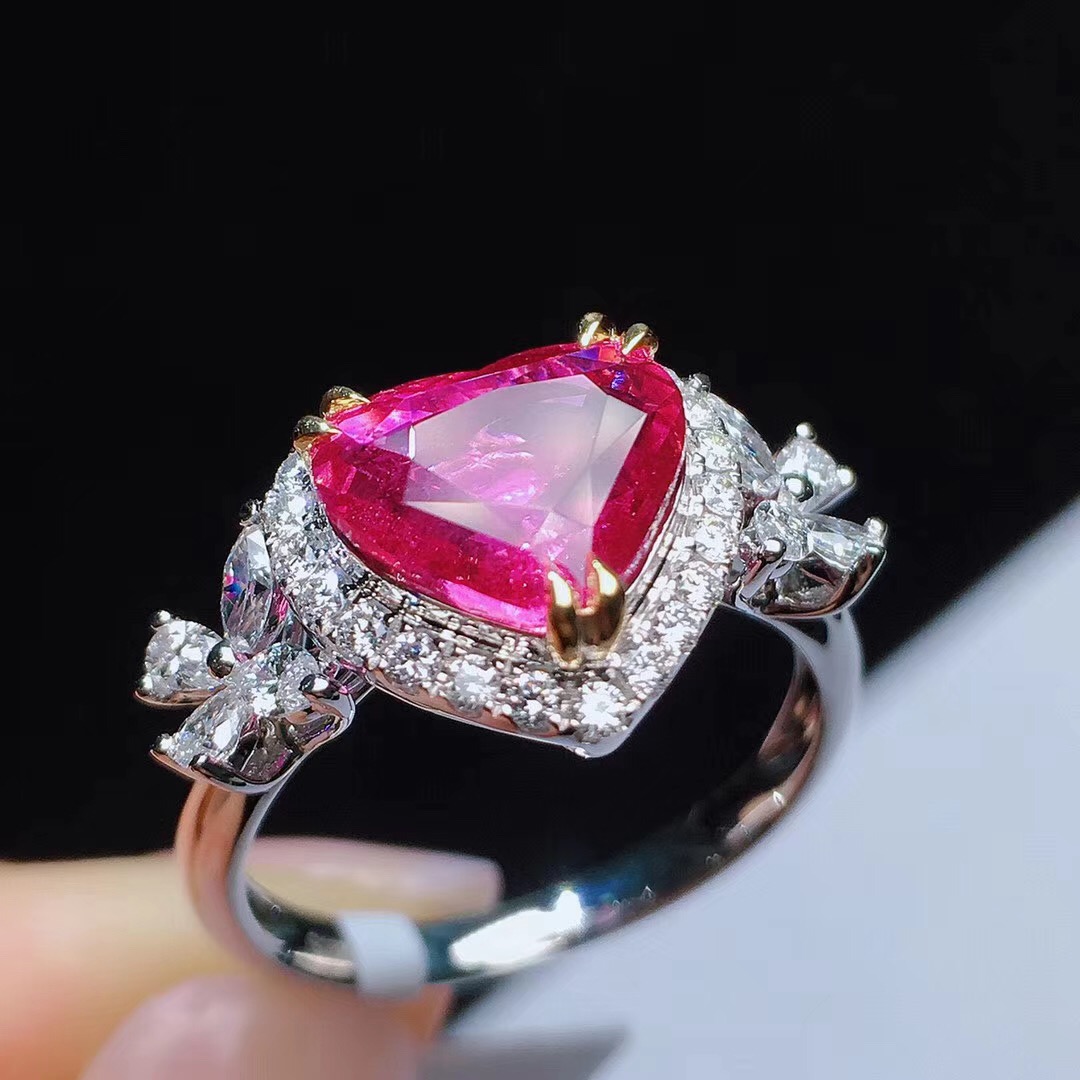 【无烧心形粉蓝宝】宝石主石:3.03ct 钻石:55份 总重:4.49g 精致镶嵌!