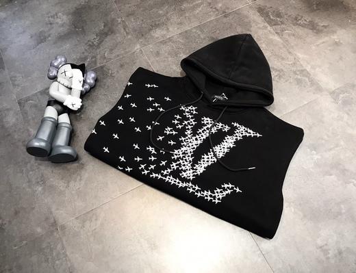 点此购买 LV男女款黑色飞机加绒连帽卫衣 ks135573 商品图6