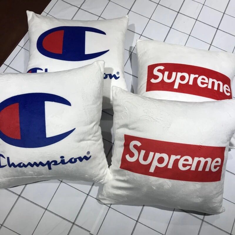 Supreme 和champion冠军联名抱枕