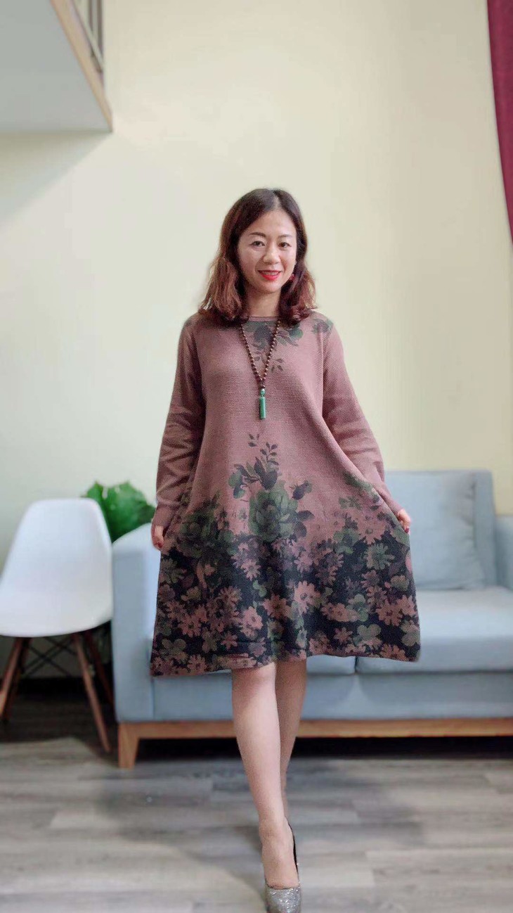 冰麻的针织毛衣裙朴素大方的款 前面是印花 面料很软很舒服上身特别