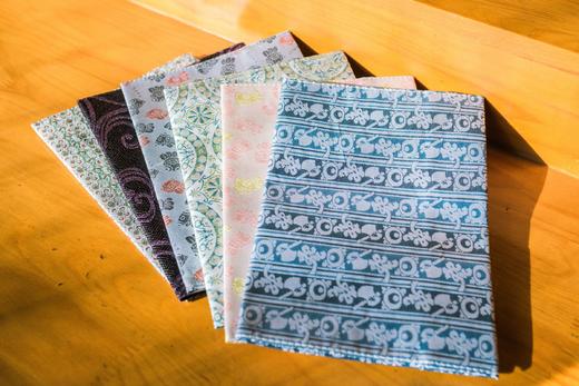 《门里看京都》作者李远旅居京都多年，以数十个短篇带你地道游京都。他笔下的京都一景一物已融入生活的日常，温润、鲜活，带你走进唐诗宋词般的“千年古都”京都。 商品图2