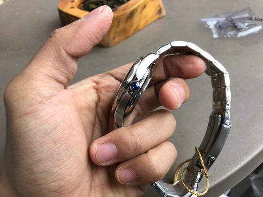 MKS版本    欧米茄 海马300米系列腕表。密底无破绽，复刻新标杠。焕然更新，荣耀回归。

【精彩细节】盘面刻度周边的金属包边精致细腻，具有倒角效果 商品图3