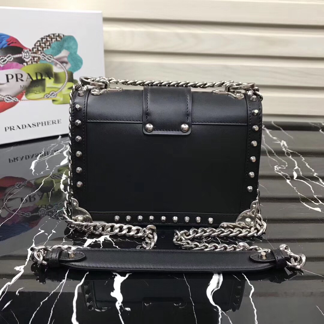 奢侈品【prada】铆钉挎包超有质感