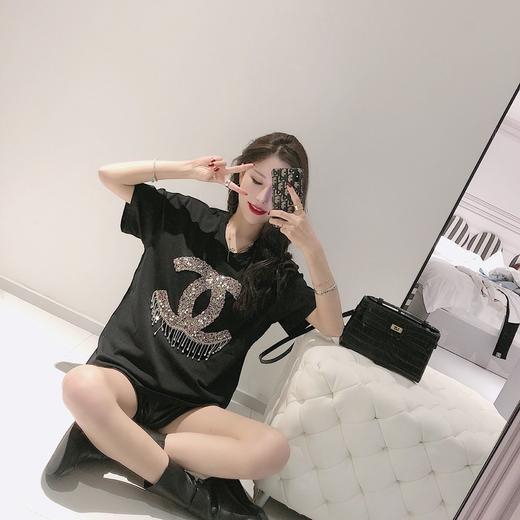 点此购买 香奈儿女款重工烫钻t恤 太136556 商品图5