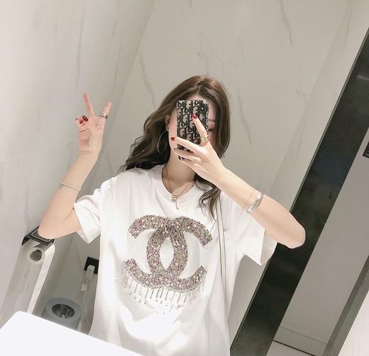 点此购买 香奈儿女款重工烫钻t恤 太136556 商品图2