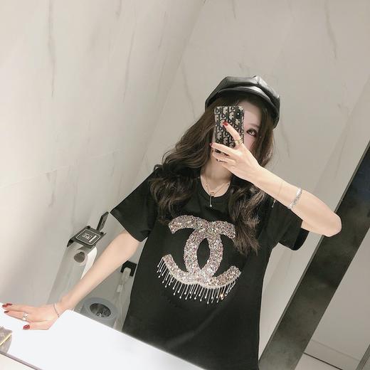 点此购买 香奈儿女款重工烫钻t恤 太136556 商品图6