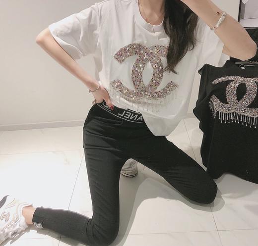 点此购买 香奈儿女款重工烫钻t恤 太136556 商品图1