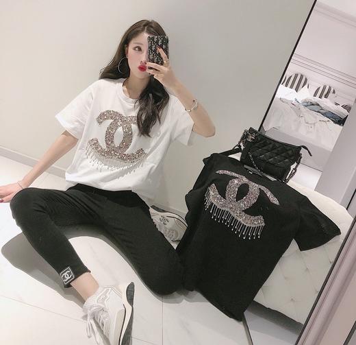 点此购买 香奈儿女款重工烫钻t恤 太136556 商品图0