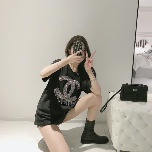 点此购买 香奈儿女款重工烫钻t恤 太136556 商品图4