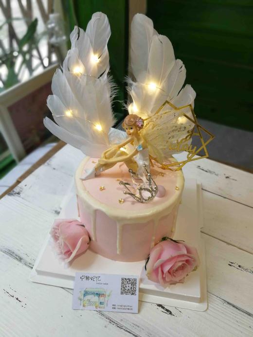 奶油蛋糕 下单前请仔细阅读商品详情 仙女 羽毛翅膀 亮灯 皇冠 鲜花 
花朵均由应季鲜花鲜花装饰如需增加或者修改文字 请下单备注  商品图1