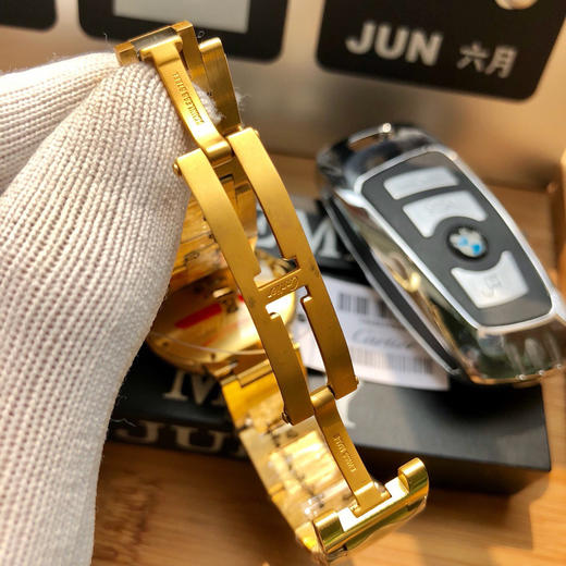    卡地亚 蓝气球系列高版本，中号36mm 中性腕表，男女都可佩戴。316L精钢表壳，鱼眼蓝宝石镜面，瑞士石英机芯 316L精钢表带 原装双按折叠扣 认准独家品质 商品图8