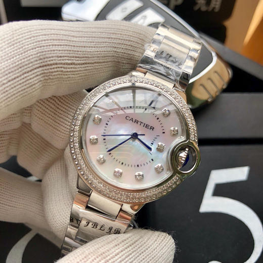    卡地亚 蓝气球系列高版本【钻圈贝母面款】 中号33mm 女士腕表，316L精钢表壳，鱼眼蓝宝石镜面，瑞士石英机芯 316L精钢表带 原装双按折叠扣 认准独家品质 商品图2