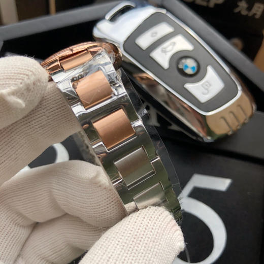    卡地亚 蓝气球系列高版本【钻圈间玫金款】 中号33mm 女士腕表，316L精钢表壳，鱼眼蓝宝石镜面，瑞士石英机芯 316L精钢表带 原装双按折叠扣 认准独家品质 商品图6