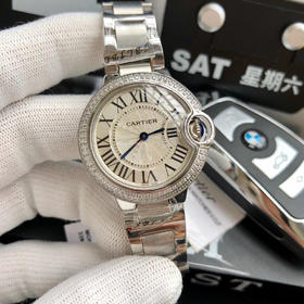    卡地亚 蓝气球系列高版本【钻圈款】 
中号33mm 女士腕表，316L精钢表壳，鱼眼蓝宝石镜面，瑞士石英机芯 316L精钢表带 原装双按折叠扣 认准独家品质