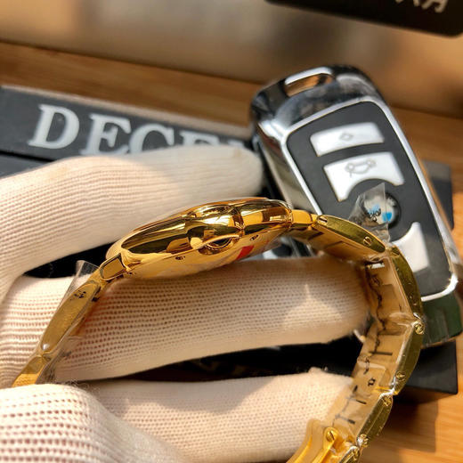    卡地亚 蓝气球系列高版本，中号36mm 中性腕表，男女都可佩戴。316L精钢表壳，鱼眼蓝宝石镜面，瑞士石英机芯 316L精钢表带 原装双按折叠扣 认准独家品质 商品图6