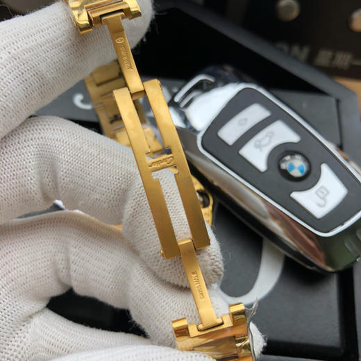    卡地亚 蓝气球系列高版本【钻圈全金款】 中号33mm 女士腕表，316L精钢表壳，鱼眼蓝宝石镜面，瑞士石英机芯 316L精钢表带 原装双按折叠扣 认准独家品质 商品图6
