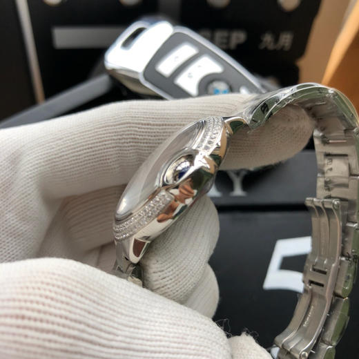    卡地亚 蓝气球系列高版本【钻圈贝母面款】 中号33mm 女士腕表，316L精钢表壳，鱼眼蓝宝石镜面，瑞士石英机芯 316L精钢表带 原装双按折叠扣 认准独家品质 商品图5