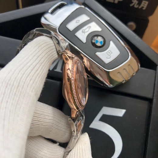    卡地亚 蓝气球系列高版本【钻圈间玫金款】 中号33mm 女士腕表，316L精钢表壳，鱼眼蓝宝石镜面，瑞士石英机芯 316L精钢表带 原装双按折叠扣 认准独家品质 商品图5
