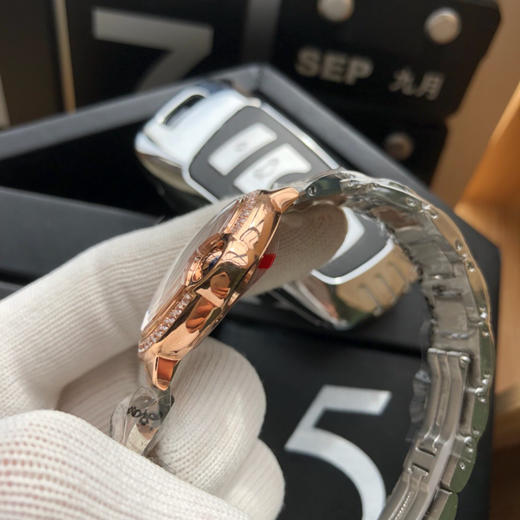    卡地亚 蓝气球系列高版本【钻圈间玫金款】 中号33mm 女士腕表，316L精钢表壳，鱼眼蓝宝石镜面，瑞士石英机芯 316L精钢表带 原装双按折叠扣 认准独家品质 商品图4