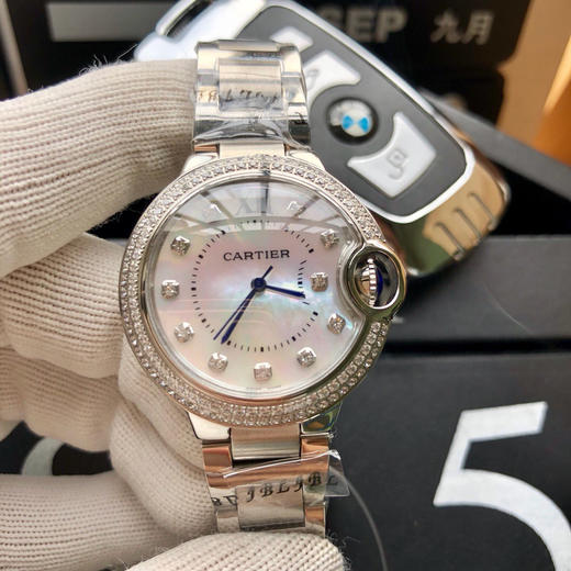    卡地亚 蓝气球系列高版本【钻圈贝母面款】 中号33mm 女士腕表，316L精钢表壳，鱼眼蓝宝石镜面，瑞士石英机芯 316L精钢表带 原装双按折叠扣 认准独家品质 商品图1
