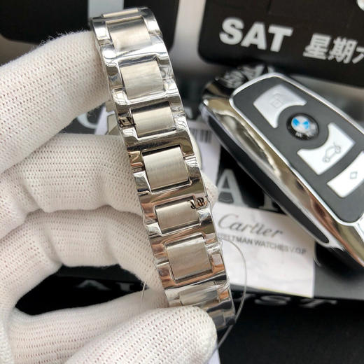    卡地亚 蓝气球系列高版本【钻圈款】 
中号33mm 女士腕表，316L精钢表壳，鱼眼蓝宝石镜面，瑞士石英机芯 316L精钢表带 原装双按折叠扣 认准独家品质 商品图6