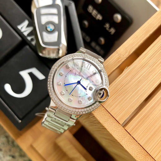    卡地亚 蓝气球系列高版本【钻圈贝母面款】 中号33mm 女士腕表，316L精钢表壳，鱼眼蓝宝石镜面，瑞士石英机芯 316L精钢表带 原装双按折叠扣 认准独家品质 商品图3