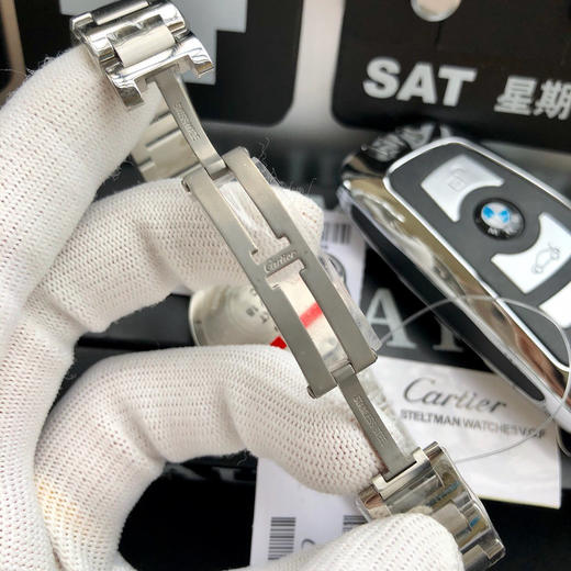    卡地亚 蓝气球系列高版本【钻圈款】 
中号33mm 女士腕表，316L精钢表壳，鱼眼蓝宝石镜面，瑞士石英机芯 316L精钢表带 原装双按折叠扣 认准独家品质 商品图7