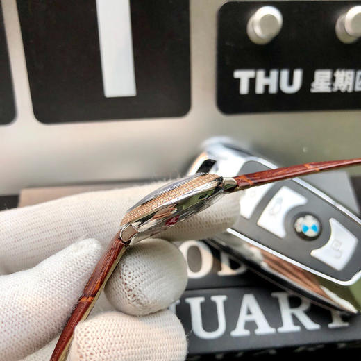    卡地亚 蓝气球系列高版本，小号28mm 316L精钢表壳，鱼眼蓝宝石镜面，瑞士石英机芯 316L精钢表带 原装双按折叠扣 认准独家品质 商品图7