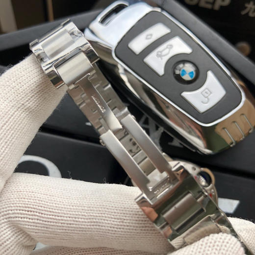   卡地亚 蓝气球系列高版本【钻圈贝母面款】 中号33mm 女士腕表，316L精钢表壳，鱼眼蓝宝石镜面，瑞士石英机芯 316L精钢表带 原装双按折叠扣 认准独家品质 商品图7