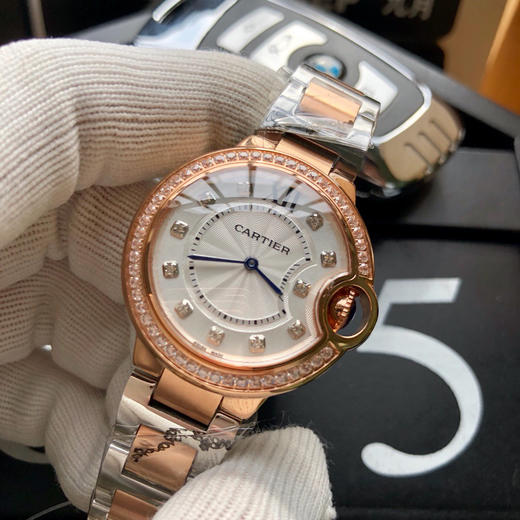    卡地亚 蓝气球系列高版本【钻圈间玫金款】 中号33mm 女士腕表，316L精钢表壳，鱼眼蓝宝石镜面，瑞士石英机芯 316L精钢表带 原装双按折叠扣 认准独家品质 商品图2