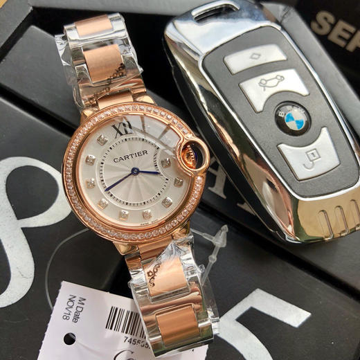    卡地亚 蓝气球系列高版本【钻圈间玫金款】 中号33mm 女士腕表，316L精钢表壳，鱼眼蓝宝石镜面，瑞士石英机芯 316L精钢表带 原装双按折叠扣 认准独家品质 商品图3