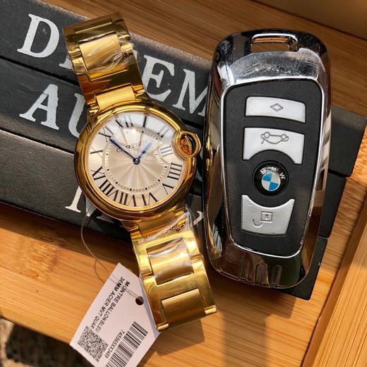    卡地亚 蓝气球系列高版本，中号36mm 中性腕表，男女都可佩戴。316L精钢表壳，鱼眼蓝宝石镜面，瑞士石英机芯 316L精钢表带 原装双按折叠扣 认准独家品质 商品图5